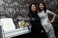 Usai jumpa pers, Okie berpose bersama desainernya