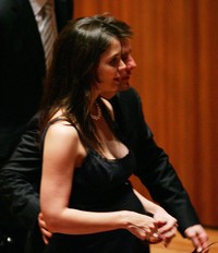Katie tengah hamil Suri saat di Sydney Opera House, Sydney, Australia pada 17 Februari 2006. Matt King/Getty Images.