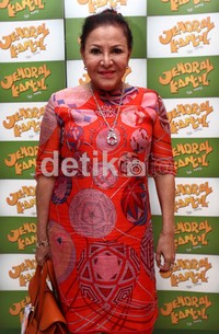 Mpok Atiek tampak cerah dan ceriah dengan dress merahnya.
