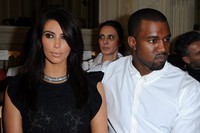 Kimye (sebutan untuk Kim dan Kanye) menghadiri acara Valentino Haute-Couture yang masih bagian dari Paris Fashion Week Fall / Winter 2012/13 di Hotel Salomon de Rothschild, Paris, Perancis pada Rabu (4/7/2012). Pascal Le Segretain/Getty Images.