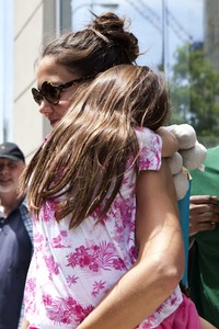 Katie mengajak Suri ke Childrens Museum of the Arts pada Kamis (5/7/2012) di SoHo, New York. REUTERS/Andrew Burton.