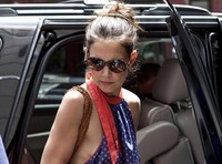 Bintang Dawsons Creek itu meninggalkan Childrens Museum of the Arts dengan Suri pada Kamis (5/7/2012) di SoHo, New York. REUTERS/Andrew Burton.