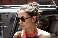 Ibu dari Suri Cruise itu terlihat segar dengan rambut dicepol dan atasan biru yang bermotif polkadot merah. REUTERS/Andrew Burton.