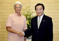 Managing Director IMF Christine Lagarde berjabat tangan dengan PM Jepang Yoshihiko Noda di Tokyo, Jepang, Jumat (6/7/2012). Noda menyatakan kesulitan mulai keuangan akibat krisis Eropa. Reuters/Toru Yamanaka.