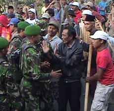 Tiga Truk Dalmas Diterjunkan Atasi Bentrok Warga dan TNI