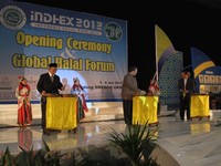 Menkokesra Agung Laksono, Ketua LPPOM MUI Ir. Lukmanul Hakim M.Si, serta Dr. Amidhan Saberah selaku ketua MUI resmi membuka Indonesia Halal Expo 2012 pada dengan memukul rebana bersama-sama. (Flora Febrianindya/Detikfood)