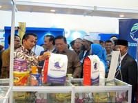 Selesai pembukaan INDHEX 2012, Menkokesra, Ketua MUI dan LPPOM MUI beserta perwakilan lembaga halal beberapa negara sempat melihat-lihat pameran produk halal Indonesia. Ada berbagai produk lokal dan juga impor yang dipamerkan. (Flora Febrianindya/Detikfood)