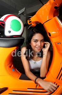 Gadis yang memiliki tinggi badan 172 cm ini kesengsem dengan motor Vespa berwarna oranye.