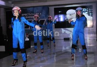 Para model menunjukkan helm-helm yang diluncurkan. Selain meluncurkan helm untuk wanita dan anak-anak, PT Danapersadaraya Motor Industry juga memperkenalkan GM New Imprezza terbaru series. (Luthfi/detikOto).