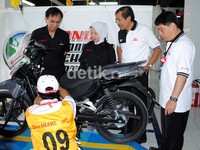 GM Technical Service Division PT Astra Honda Motor (AHM) Wedijanto Widarso, Director of Corporate Affair PT Wahana Makmur Sejati (WMS) Titi Pramudya, Head of Corporate Communication AHM Kristanto, dan Senior Manager Technical Training Departement AHM Handy Hariko menyaksikan para peserta Kontes Nasional Keterampilan Teknis Sepeda Motor. (Luthfi/detikOto).