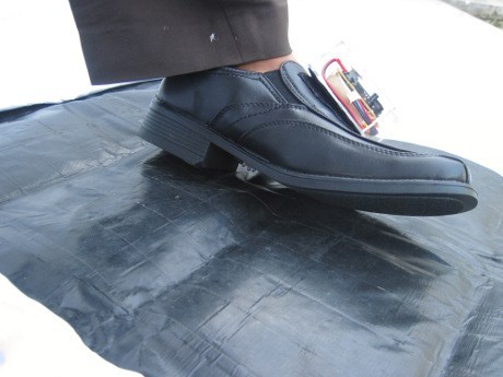 Ini Dia Sepatu Bermata Bagi Tunanetra Ciptaan Anak SMA