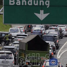 Ruas Tol Cipularang Arah Bandung Lumpuh, Mobil Bergerak Bak Siput