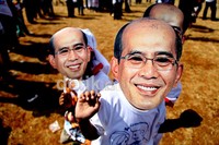Pendukung menggunakan topeng Faisal Biem.
