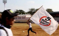 Pendukung berlari membawa bendera pasangan calon idependen ini.