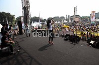 Biduan dangdut menghibur pendukung Alex Nono