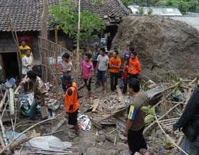 Longsor, Batu Berukuran Besar Timpa Dua Rumah Warga