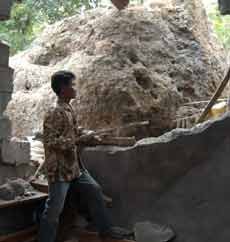 Longsor, Batu Berukuran Besar Timpa Dua Rumah Warga