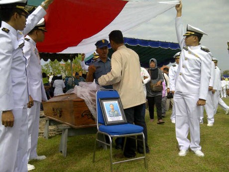 Jerit Tangis Iringi Pemakaman Mayor Laut Eko Idang Prabowo di Sidoarjo