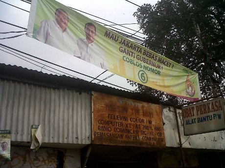 Masa Tenang, Satpol PP Masih Cabuti Sisa Spanduk Kampanye Cagub DKI