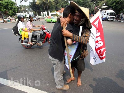 Jalan Kaki, Korban Lapindo Sampai di Jakarta