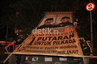 Tim sukses Fauzi Bowo menurunkan atribut kampanye di kawasan Pasar Baru.