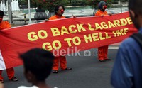 Spanduk sepanjang 3 meter x 1 meter itu dibentangkan oleh 4 orang aktivis.