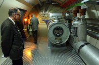 Para peneliti bekerja berdasar dari Teori Higgs Bosson. Foto-foto ini diambil tahun 2008. Higgs berhipotesa mengenai keberadaan suatu partikel yang memberikan massa pada partikel dasar yang berperan dalam terbentuknya semesta.