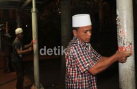 Tim sukses Jokowi membersihkan atribut kampanye di kawasan Jalan Jenderal Soedirman.