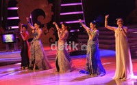 Kristina, Ira Swara dan para sinden OVJ tampil bernyanyi.