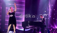 Regina sempat menyanyikan lagu Independent Woman yang dipopulerkan Destinys Child. Penampilannya dalam lagu Mariah Carey yang berjudul When You Believe juga tak kalah memukau.