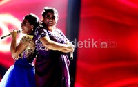 Regina menyisihkan Kamasean Mathews atau Sean di Grand Finals Indonesian Idol 2012 Econvention Ancol.