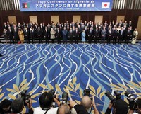 Para lembaga donor dan negara yang ikut dalam konfrensi tersebut melakukan sesi foto. Bantuan sebanyak US$ 16 miliar tersebut untuk mencegah Afganistan terjerumus konflik lebih besar setelah tentara AS ditarik. (REUTERS/Kim Kyung-Hoon)