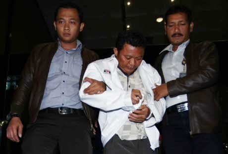 Bupati Buol Masih Diperiksa, Keluarga Belum Diizinkan Jenguk