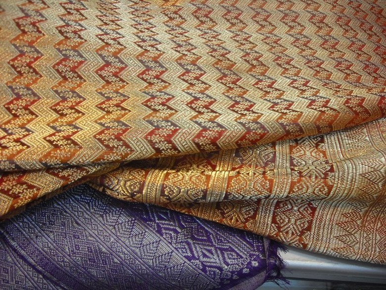 Cantiknya Songket Benang Emas Khas Sumatera Barat