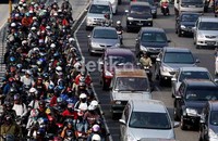 Para pengendara motor terlihat menyemut memasuki dan menggunakan jalur busway.