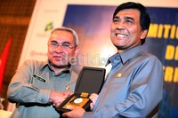 Kepala Badan Diklat Tarmzi  Karim (kiri), mewakili Menteri Dalam Negeri Gamawan Fauzi membuka lokarkarya nasional yang bertajuk Mitigasi Resiko Terkait Dengan Diskresi Kepala Daerah Agar Terhindar Dari Pidana Korupsi.