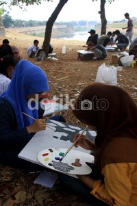 Dalam kegiatan ini mereka melukis dengan tema pepohonan.