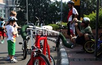 Tak hanya warga Jakarta, Bule-bule dan wisatawan asing yang sedang berlibur juga menikmati car free day di bunderan HI.