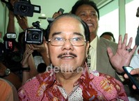 Dalam keterangannya, Zulkarnaen meminta agar masyarakat tak terburu-buru mencap dia dan anaknya bersalah. Ramses/detikcom.