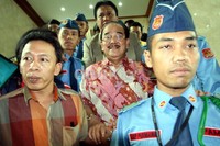 Zulkarnaen meninggalkan gedung DPR dengan pengawalan petugas. Ramses/detikcom.
