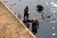 Dua warga memilah sampah.