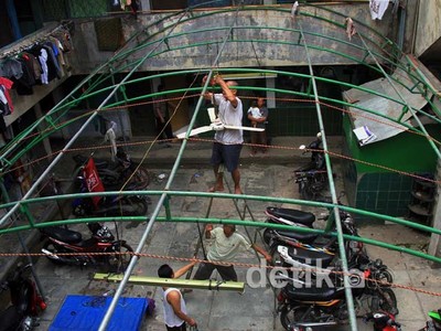 Warga Jakarta Mulai Bangun TPS