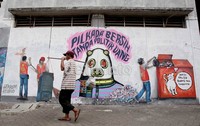 Berbagai mural tentang Pilkada banyak ditemui. Mural ini hasil karya seniman mural yang kadangkala hasil mural dianggap ilegal dan mengotori keindahan kota.