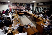 Suasana rapat pleno di kantor KPUD Jakarta, Senin (9/7/2012). Sebagian tim sukses menilai tidak mungkin KPUD dapat memperbaiki DPT  21.344 nama pemilih dalam waktu sehari.