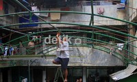 Warga memasang kipas angin di atas tenda TPS.