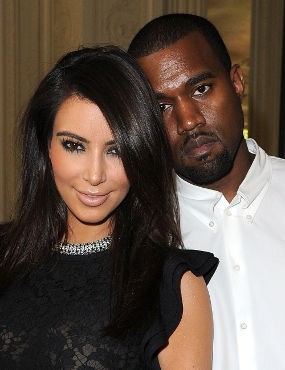 So Sweet..Kanye West Rayu Kim Kardashian di Depan Fans