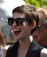 Wajah Sumringah Anne Hathaway