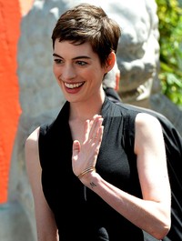 Senyuman ceria Anne Hathaway saat menghadiri Hand and Footprint Ceremony untuk Christopher Nolan di Graumans Chinese Theatre, Hollywood, California. Frazer Harrison/Getty Images.