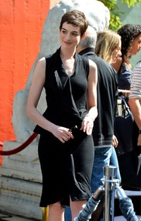 Anne tampil simple dengan dress hitamnya. Frazer Harrison/Getty Images.