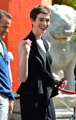 Wajah Sumringah Anne Hathaway